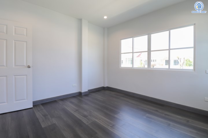 บ้านมือสองตกแต่งใหม่ ม.กฤษดาลากูน กาญจนาภิเษก-นครอินทร์ บนเนื้อที่ 85.9 ตร.ว. สนามหญ้ากว้างถึง 180 ตร.ม. ฟังก์ชัน 3 ห้องนอน 1 ห้องนอนแม่บ้าน 4 ห้องน้ำ 2 ที่จอดรถ บนทำเลเยี่ยมสุด เชื่อมต่อถนนหลายเส้นทาง ใกล้จุดขึ้นทางด่วน "ศรีรัช"